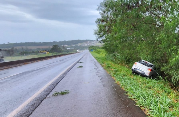 Motorista perde controle da direção e cai em ribanceira em São Miguel do Iguaçu