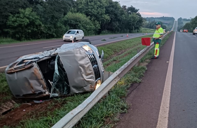 Motorista perde controle e capota da BR 277, na saída de Foz do Iguaçu