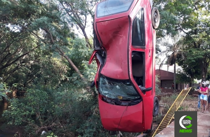 Motorista perde controle e carro cai no rio Alegria em Medianeira