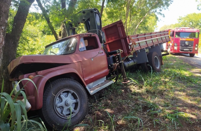 Motorista perde o controle do veículo e árvore o impede de cair em uma ribanceira em Itaipulândia