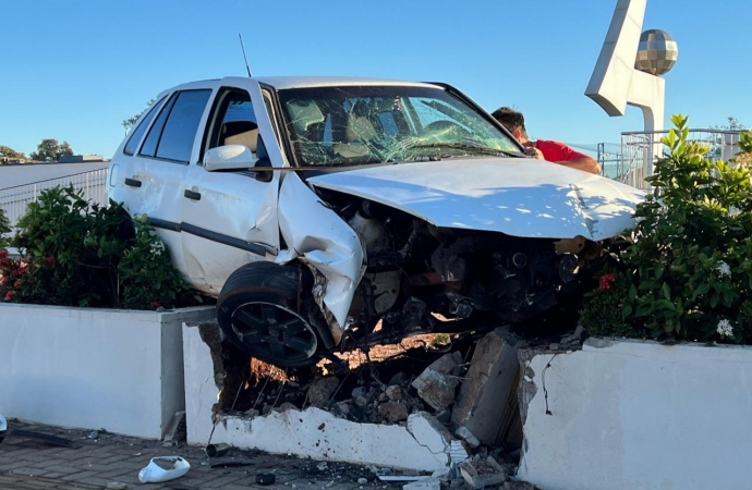 Motorista se envolve em violento acidente na Praça Santos Dumont em Santa Helena