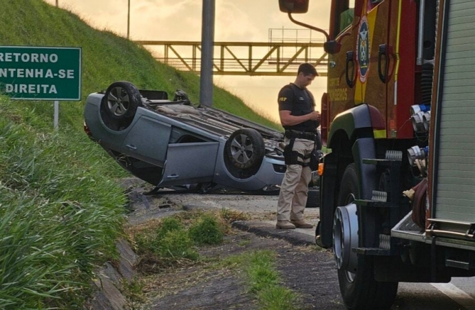 Motorista sem cinto morre após capotar o carro várias vezes na BR-277