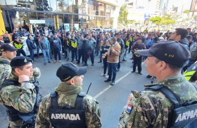 Mototaxistas paraguaios fecham a Ponte da Amizade