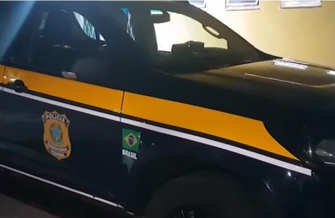 Mulher alterada é presa em carro pegando fogo na BR-277