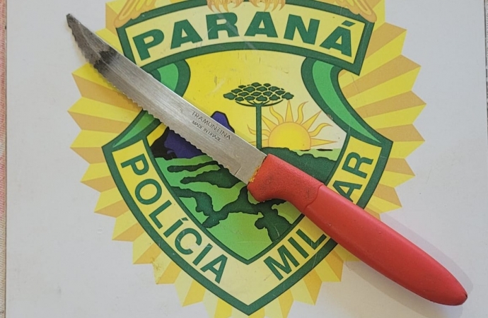 Mulher ameaça policiais com faca ao tentar impedir apreensão de moto do filho em São Miguel do Iguaçu