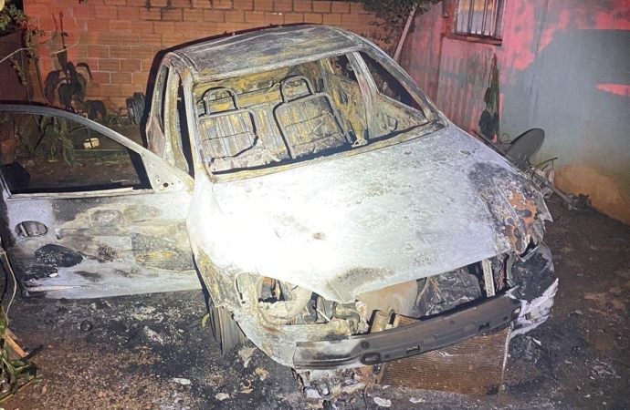 Mulher coloca fogo em veículo do companheiro em Santa Helena