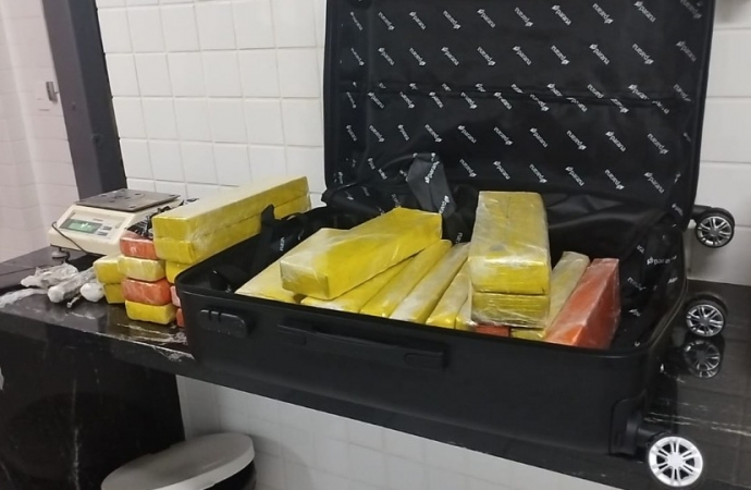 Mulher é presa com 32 kg de maconha em ônibus na BR-277