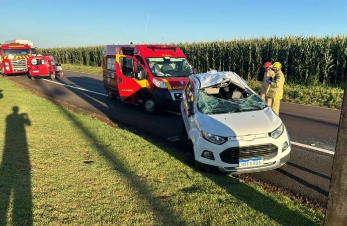 Mulher fica ferida após capotar veículo na PR-180 em Cascavel