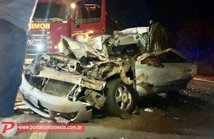 Mulher fica presa às ferragens em grave acidente na BR 277, em São Miguel
