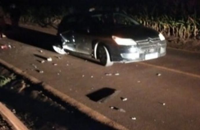 Mulher morre atropelada por caminhão ao ajudar empurrar carro sem combustível na região oeste