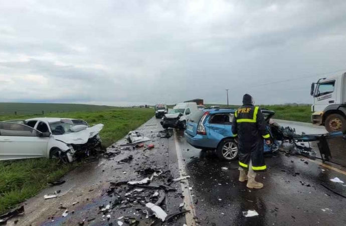 Mulher morre e seis pessoas ficam feridas em acidente entre três carros na BR-277