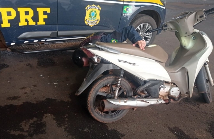 Mulher se emociona ao saber que PRF recuperou sua moto roubada