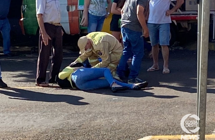 Mulher sofre queda de moto após falha nos freios e é socorrida pelos Bombeiros em São Miguel do Iguaçu