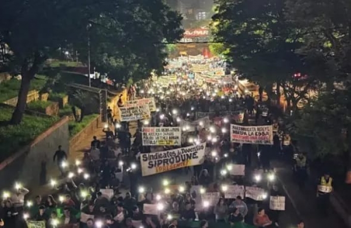 Multidão de estudantes protestam no acesso à Ponte da Amizade no Paraguai