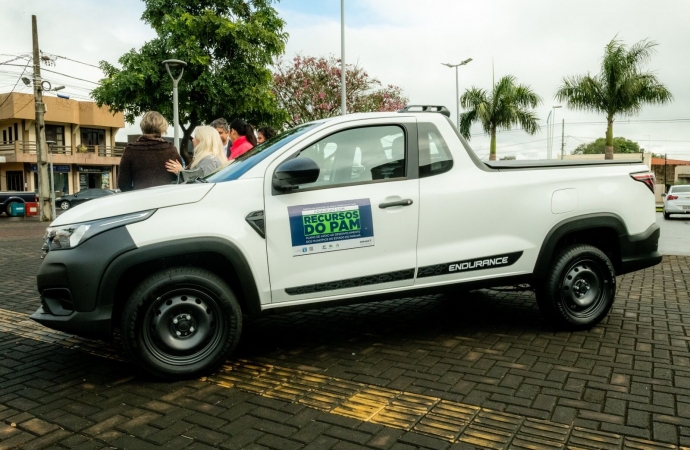 Santa Terezinha de Itaipu realiza a entrega de veículo 0km para o Meu Cantinho