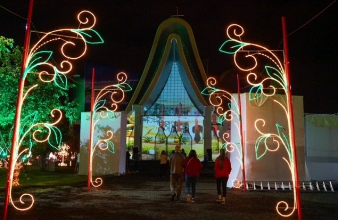 Natal de Luzes da Itaipu oferece espetáculo às famílias das muitas etnias de Foz
