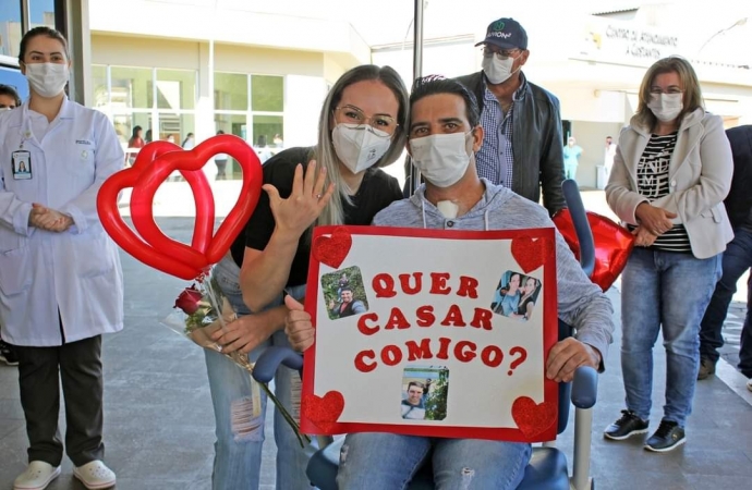 No HMCC, paciente recuperado da covid-19 pede a namorada em casamento na alta hospitalar