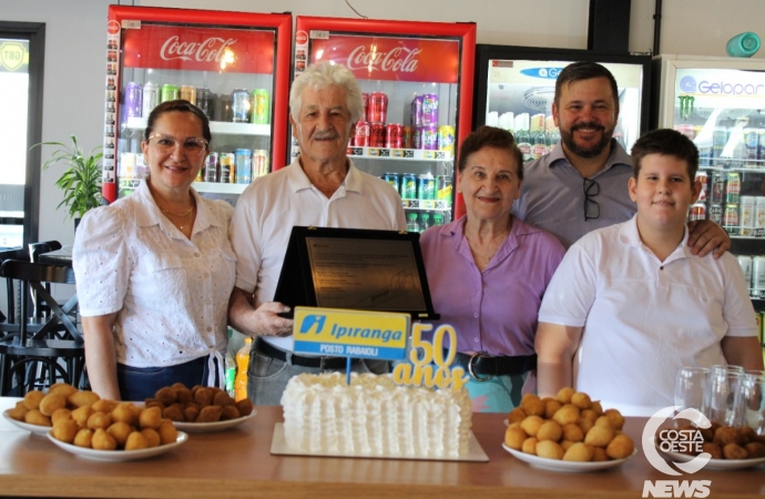 Nos 50 anos de Posto Rabaioli em Santa Helena, casal Germano e Devilde são homenageados pela Ipiranga