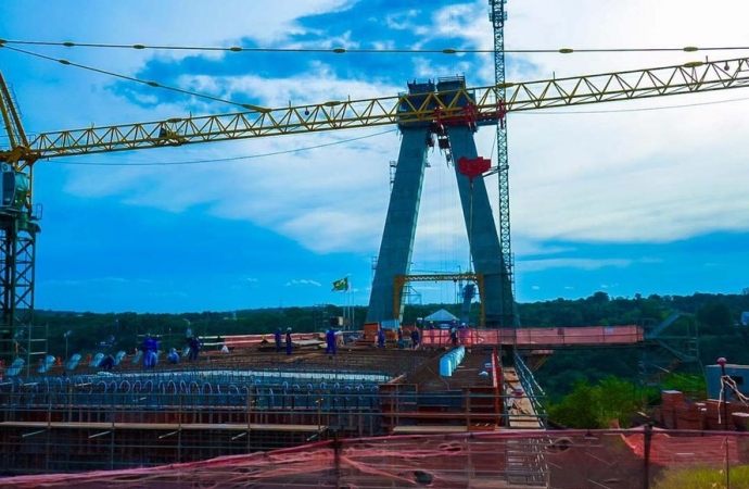 Obras da nova ponte entre Brasil e Paraguai já ultrapassam 50% de execução