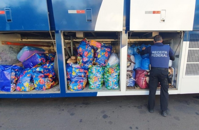 Ônibus carregado de mercadorias descaminhadas é retido na estrada velha de Guarapuava
