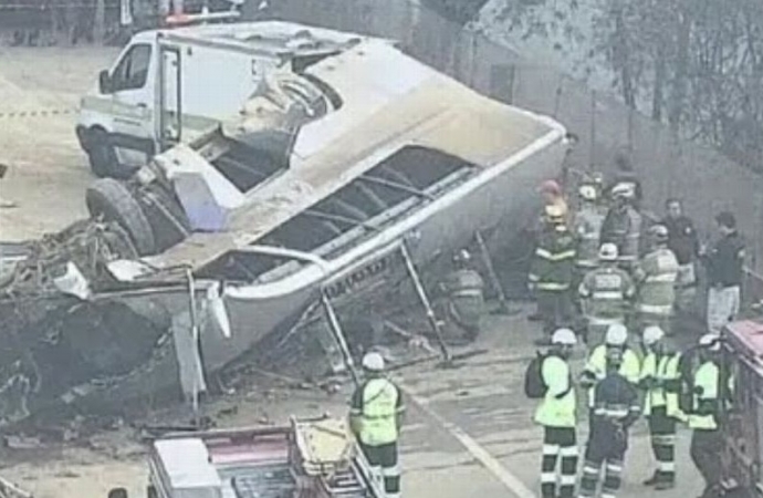 Ônibus com torcedores do Corinthians capota em estrada, e 7 pessoas morrem