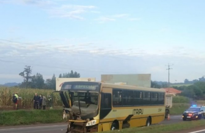 Ônibus da linha Foz/Santa Terezinha fica destruído ao atingir carreta