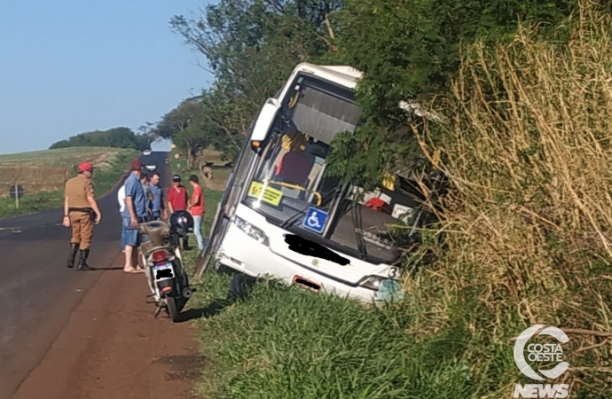 Ônibus desce barranco após acidente na PR 317 em Santa Helena