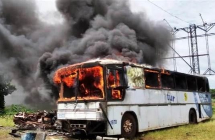 Ônibus é destruído por incêndio em Foz do Iguaçu