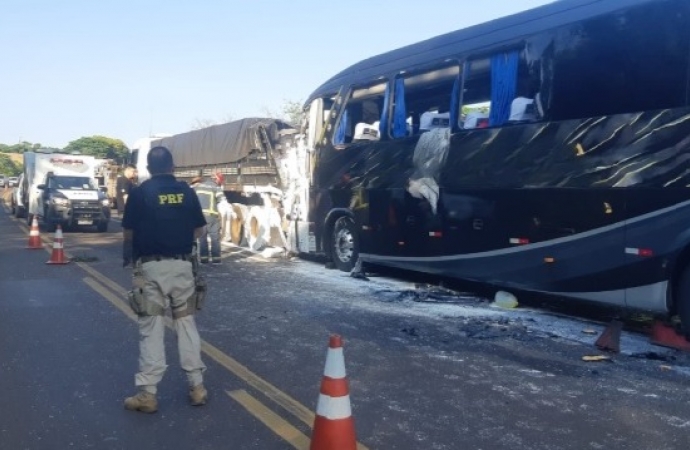 Ônibus que se deslocava até Santa Helena se envolve em acidente; motorista morreu no local