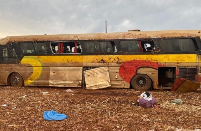 Ônibus que tombou em Ubiratã saiu de Foz do Iguaçu, diz PRF