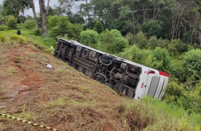 Ônibus que seguia para Foz tomba na BR 277, em Fernandes Pinheiro, e 7 pessoas morreram