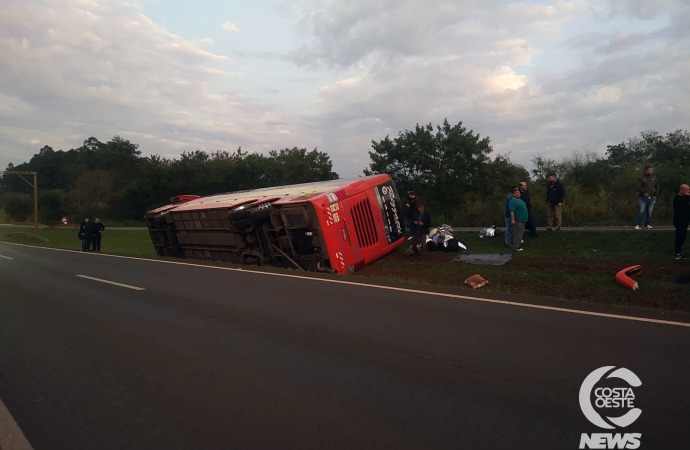 Ônibus tomba e deixa passageiros feridos entre Santa Terezinha de Itaipu e São Miguel do Iguaçu