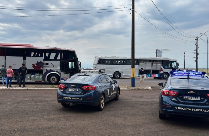 Operação conjunta entre a Receita Federal, a Polícia Federal e a PRF resulta na apreensão de dois ônibus