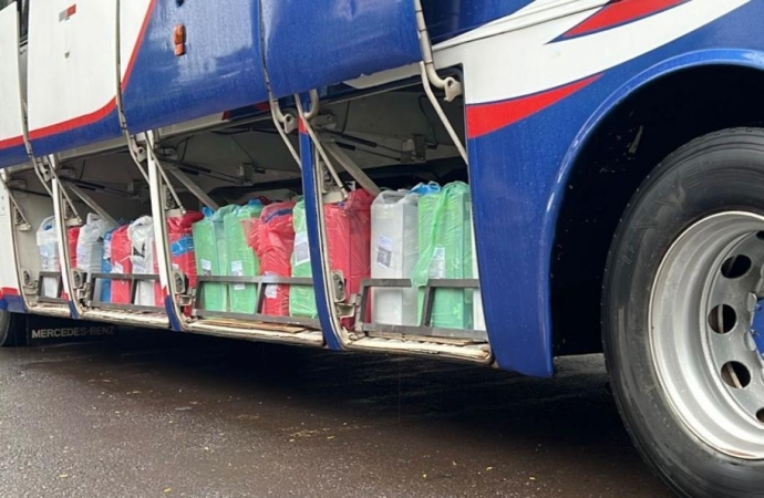 Operação conjunta entre a Receita Federal e a Polícia Rodoviária Federal resulta na apreensão de dois ônibus cheios de mercadorias