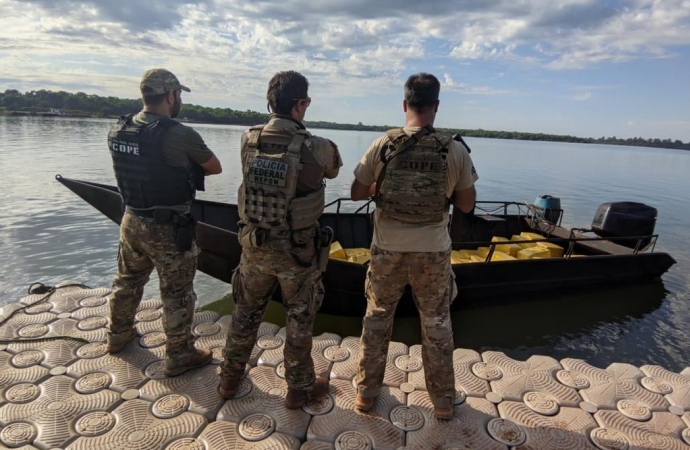 Operação conjunta entre PF e PC apreendem embarcação com mais de uma tonelada de drogas no lago de Itaipu