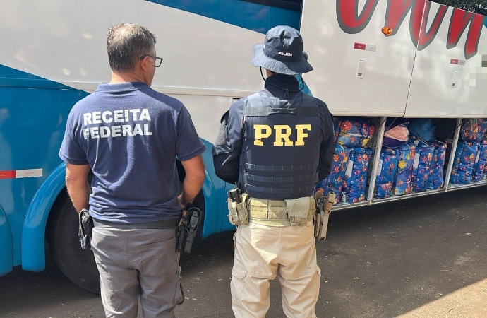 Operação conjunta entre Receita Federal e Polícia Rodoviária Federal resulta na apreensão de 2 ônibus carregados com mercadorias irregulares