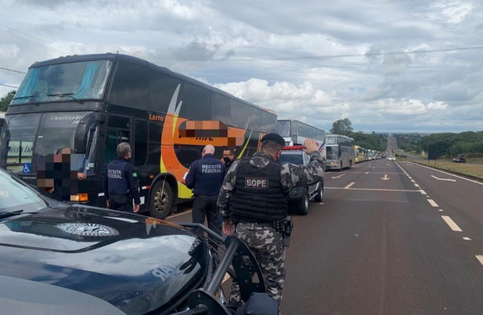 Operações conjuntas entre RFB, BPFRON E BOPE resultam em três ônibus de turismo retidos com mercadorias de alto valor agregado