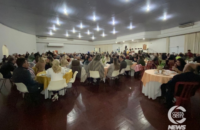 Orquestra, café colonial e sorteios animam noite em Medianeira