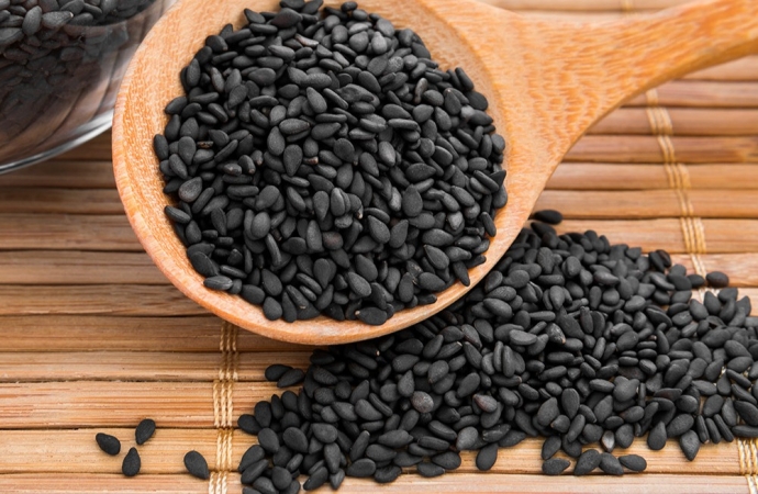 Os benefícios do chá de gergelim preto