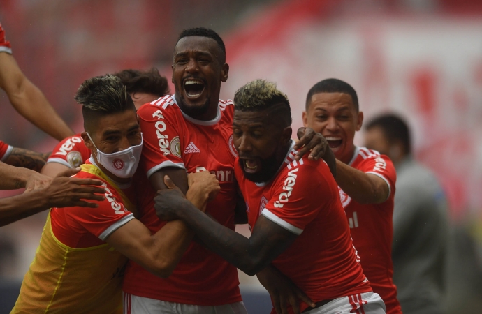 Ouça os gols: Fim do jejum, Inter vence o Grêmio de virada com pênalti polêmico no fim e aumenta a vantagem na liderança