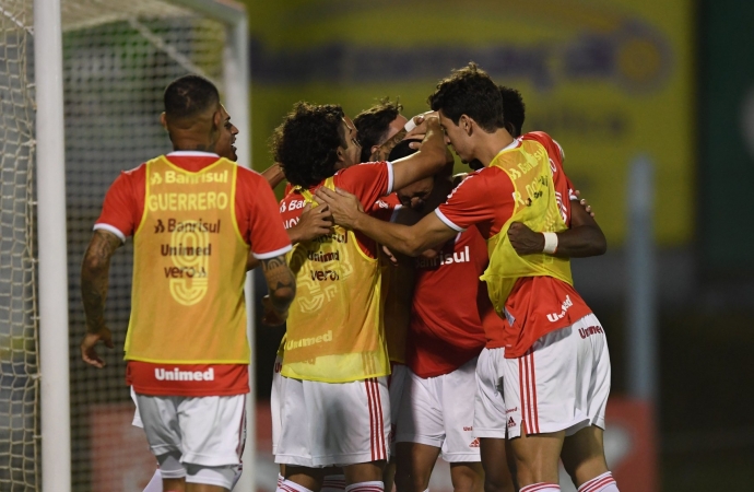 Ouça os gols: Inter vence o Caxias e dorme na liderança do Gauchão