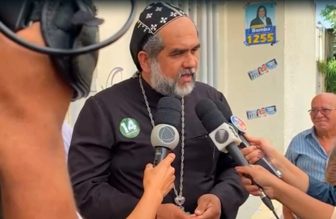 Padre Kelmon vota em escola em Salvador
