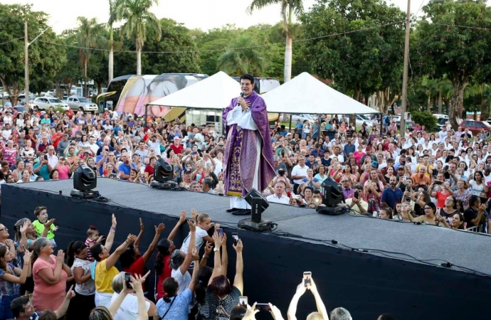 Padre Reginaldo Manzotti se apresenta neste sábado (10) em Santa Helena; confira também os sorteados para conhecê-lo