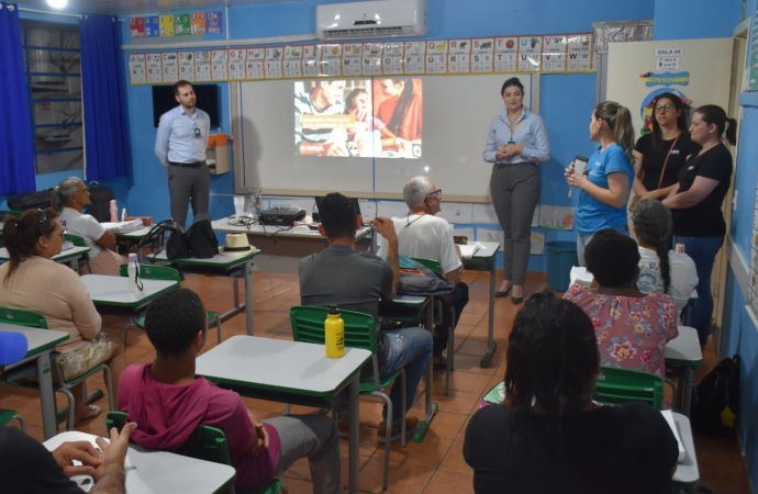 Palestra sobre educação financeira é realizada com alunos da Educação de Jovens e Adultos em São Miguel do Iguaçu