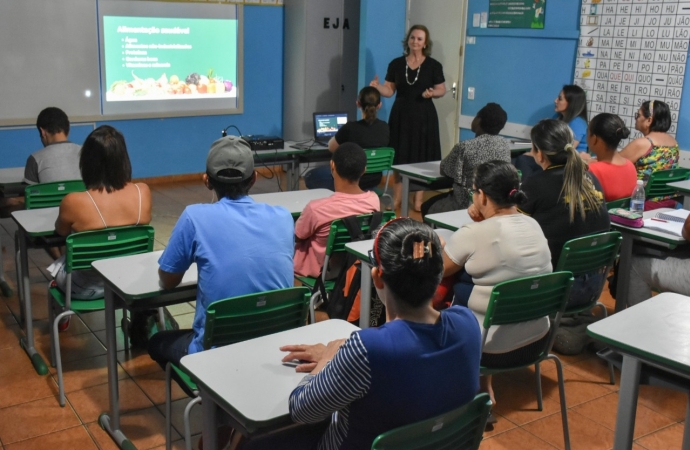 Palestra sobre hábitos saudáveis é realizada com alunos da Educação de Jovens e Adultos em São Miguel do Iguaçu