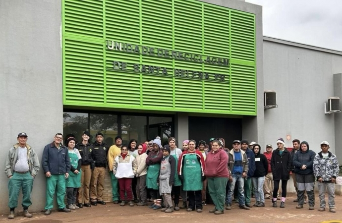 Palestra sobre o projeto Mulher Segura é realizada na unidade de reciclagem em Santa Helena