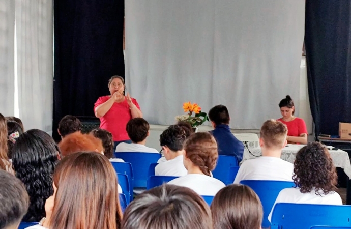Palestras do ‘Novembro Vermelho’ abordaram a prevenção ao câncer de boca com estudantes de São Miguel do Iguaçu