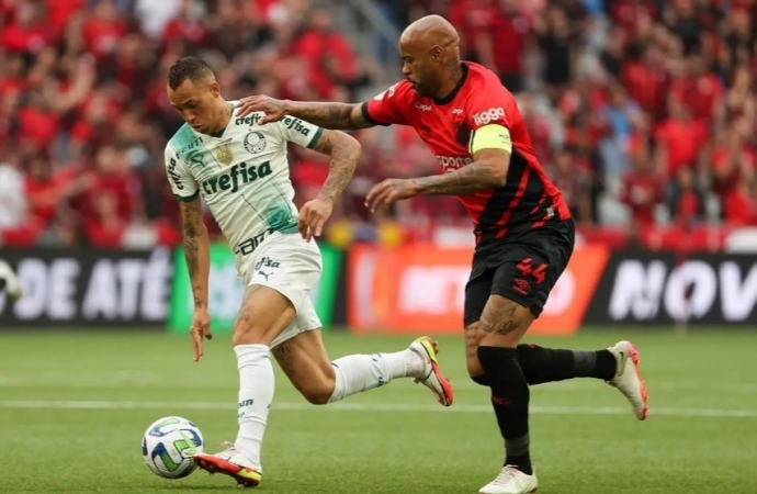 Palmeiras abre vantagem, perde jogador expulso e sofre empate do Athletico-PR no Brasileirão