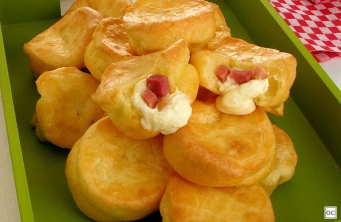 Pão de queijo recheado com bacon e Catupiry®