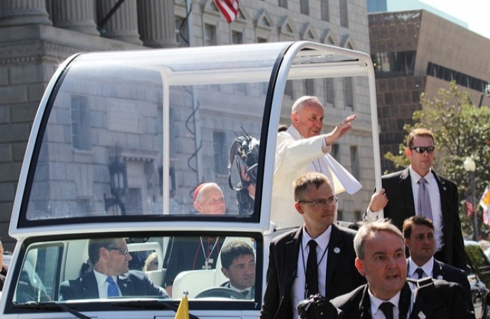 Papa Francisco é hospitalizado para fazer exames e tratar bronquite, diz Vaticano